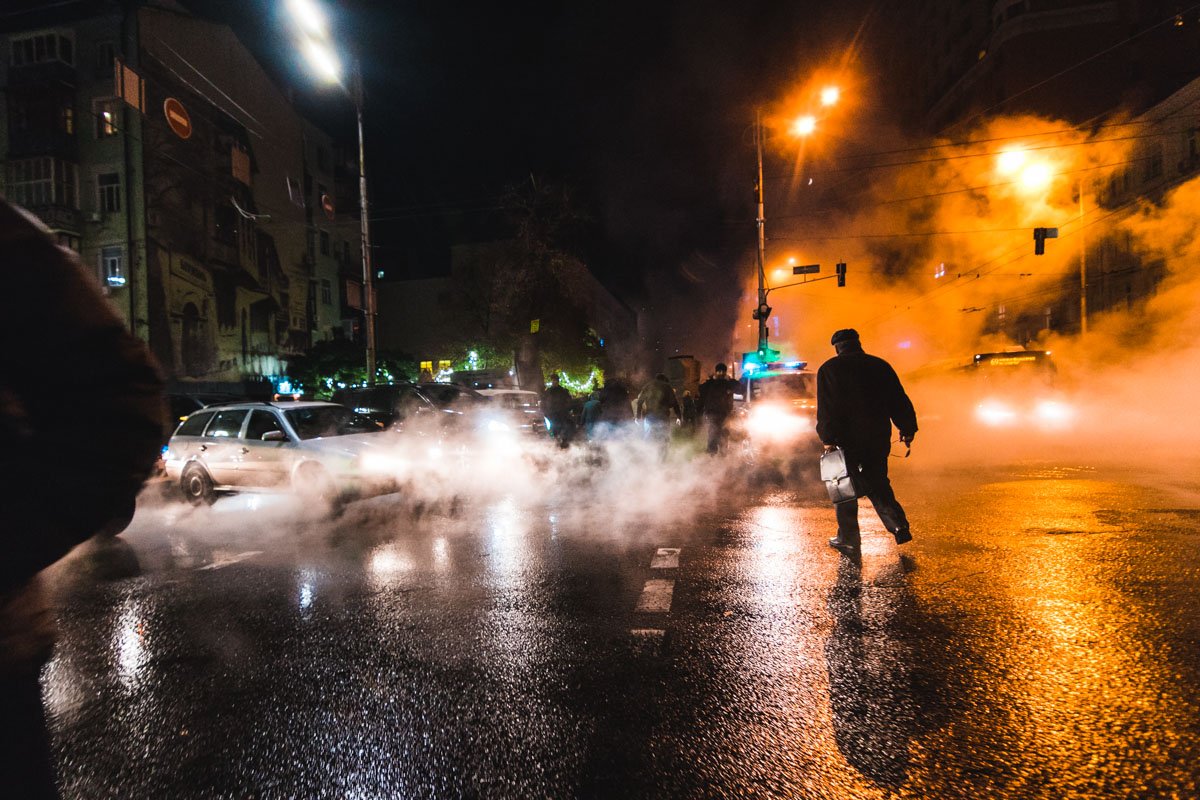 Кипяток струится по тротуарам и проезжей части, все затянуто паром, который очень похож на туман