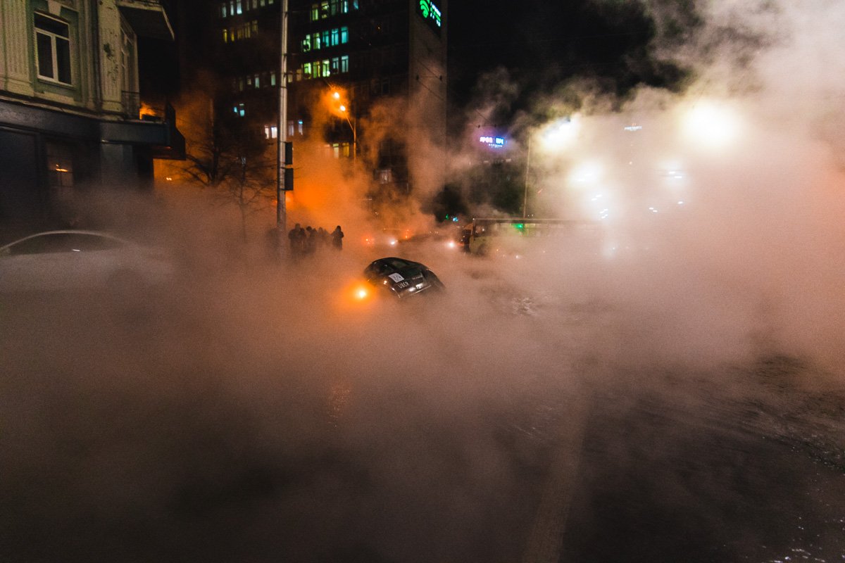 Из за прорыва под асфальт наполовину провалилась машина Dacia Logan