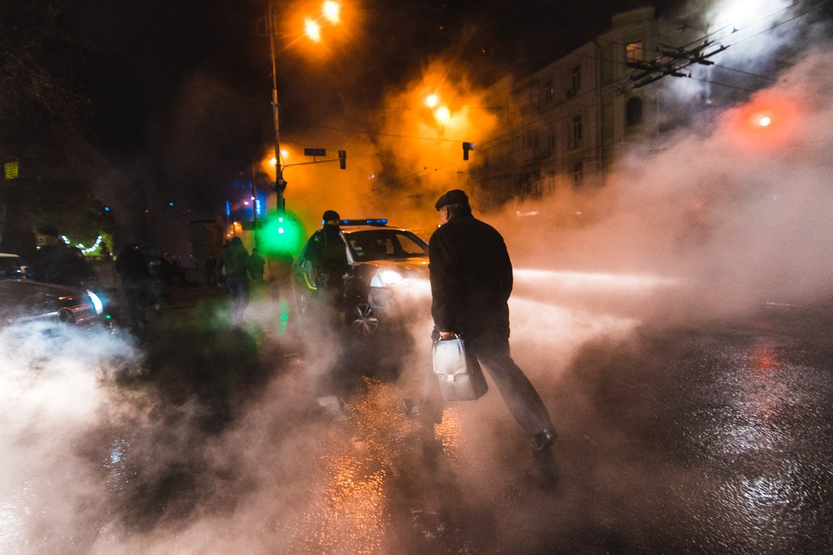 Прохожие, кто попал в потоки кипятка, обожгли себе ноги