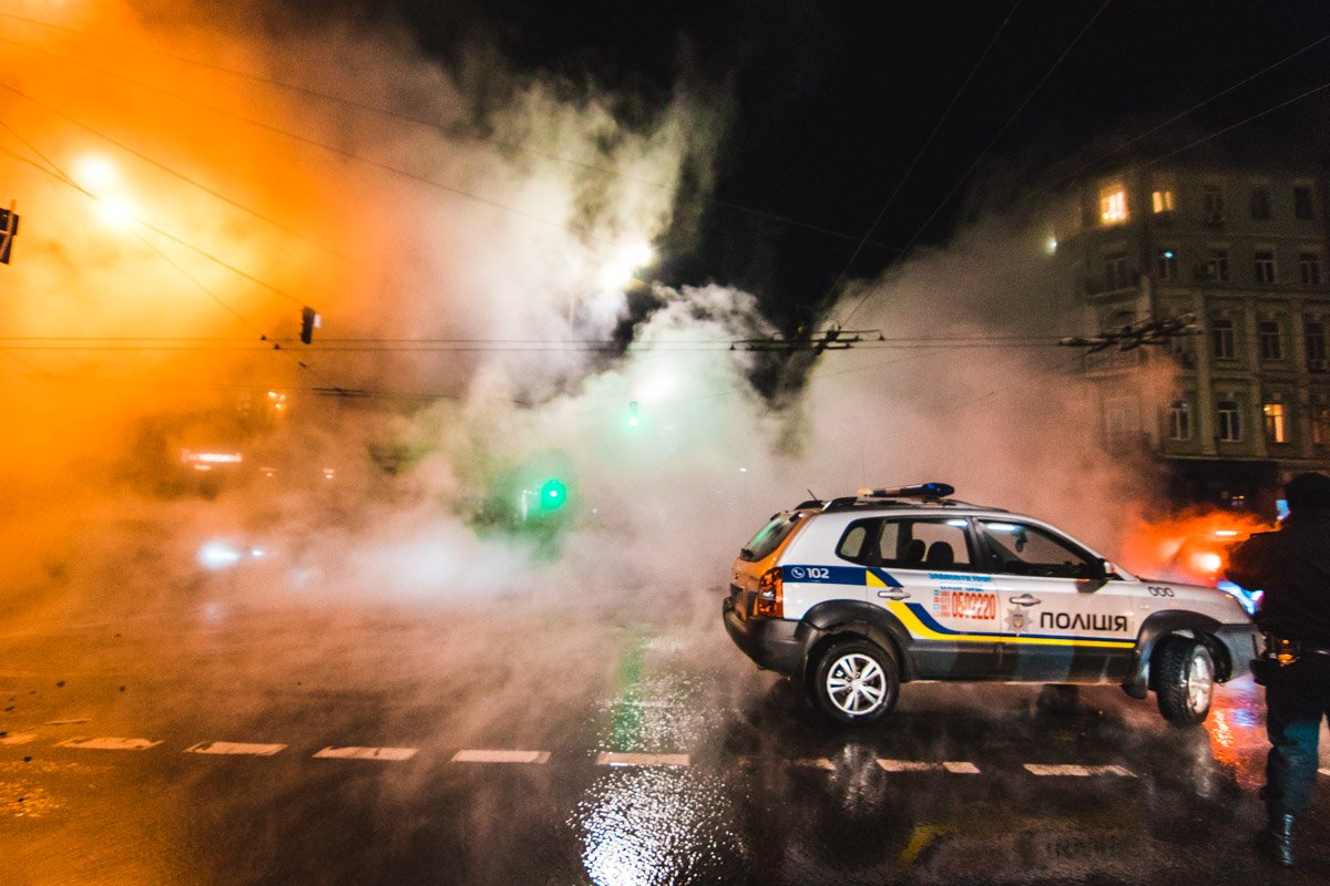 Из-за поднявшегося пара видимость на дороге очень плохая, образовалась пробка