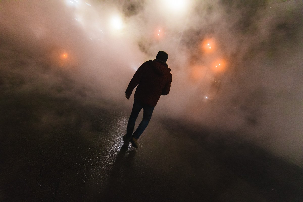 Пар струился по проезжей части