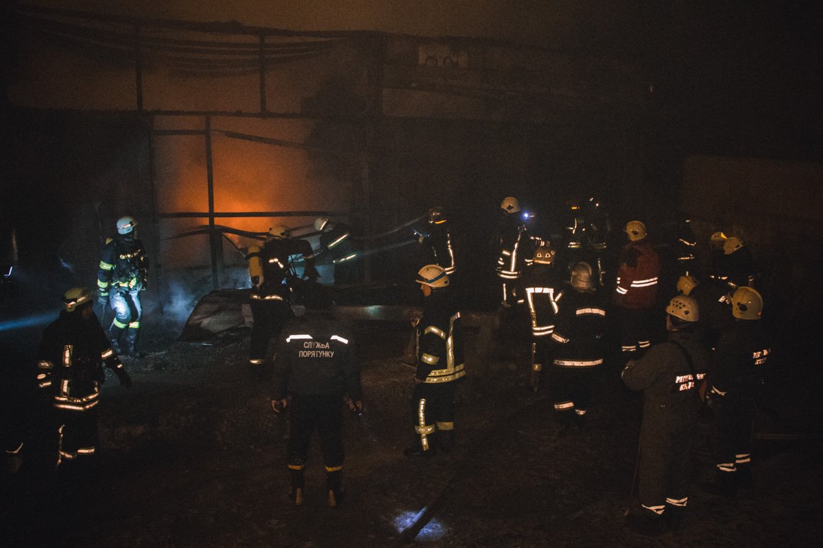 Загорелись склады, принадлежащие частному предприятию