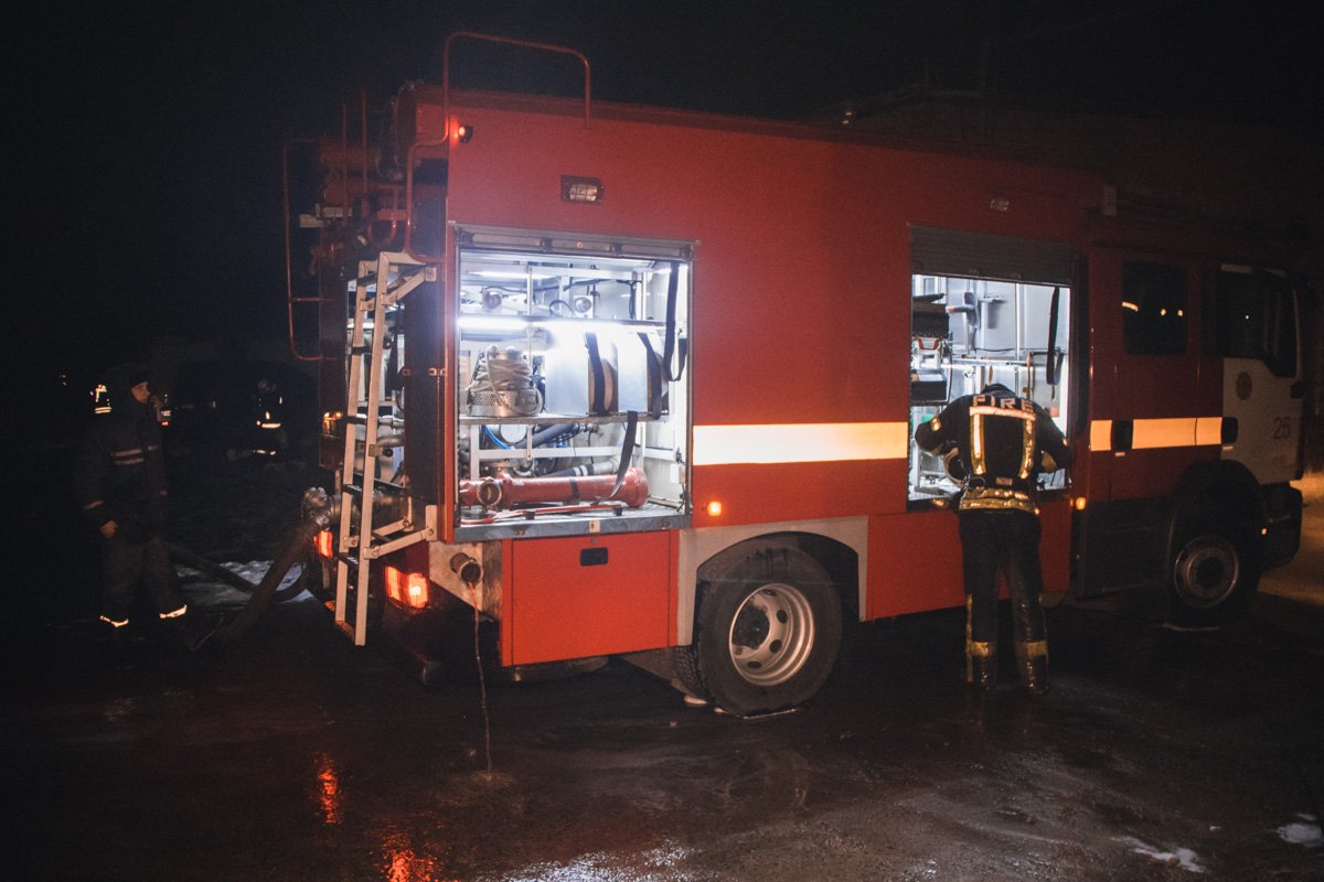 Территория возгорания точно не известна, но один из владельцев сказал, что общая площадь складов - около 280 квадратных метров