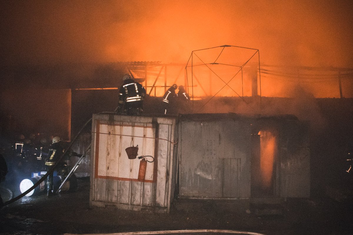 К 5:00 пожар удалось локализовать, но не до конца