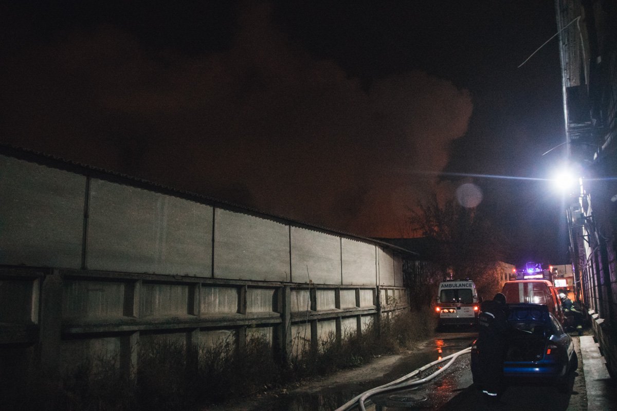 На месте работали служба спасения, пожарные, ГСЧС и карета скорой помощи