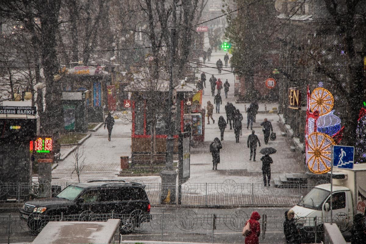 Некоторые магазины уже приоделись в новогодние наряды