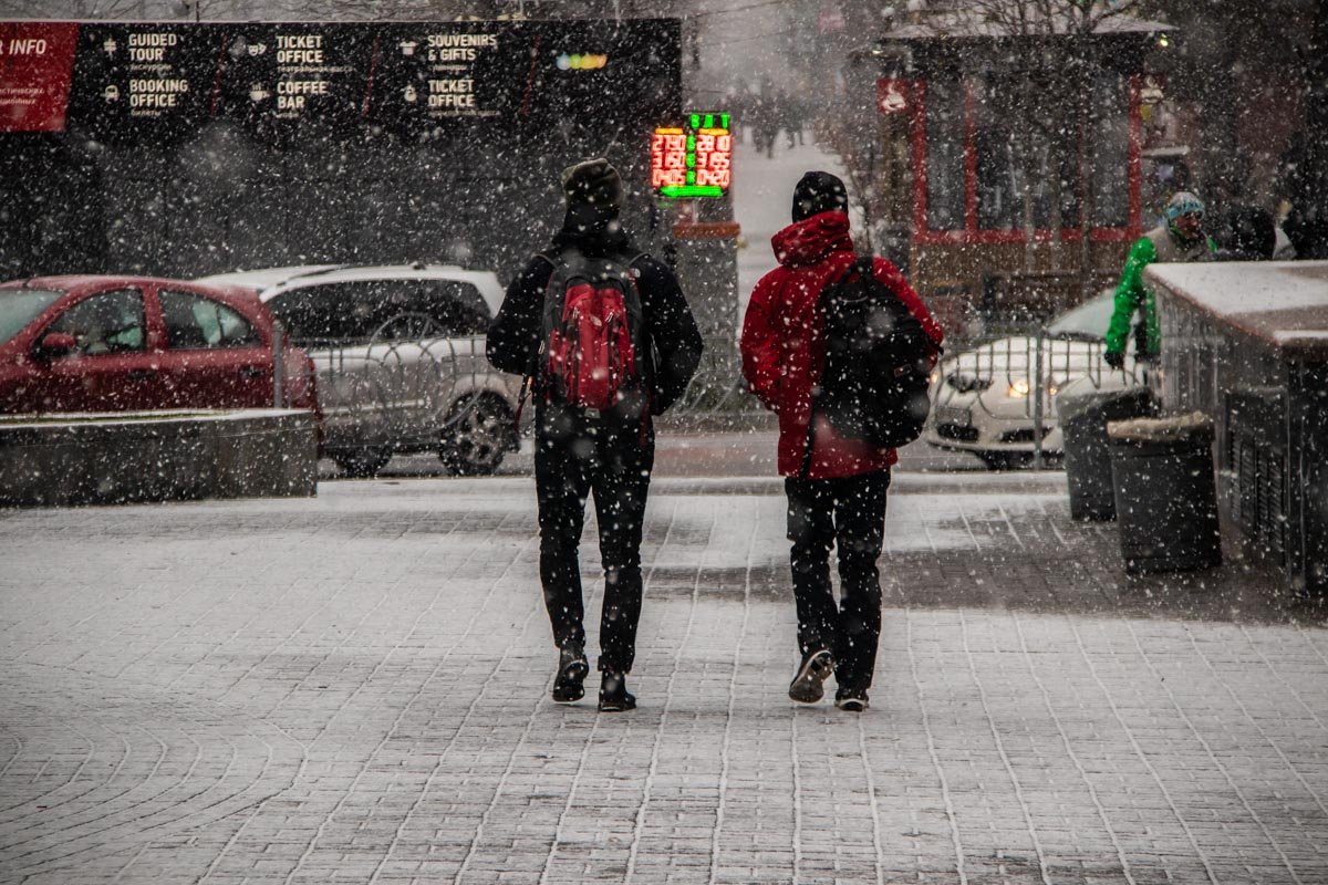 Уверенным шагом к метро - греться