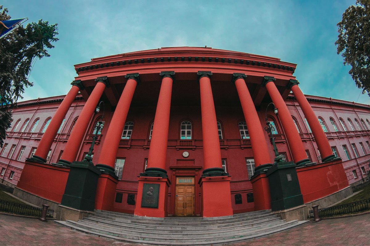 Вот как красный корпус выглядит до начала реставрации