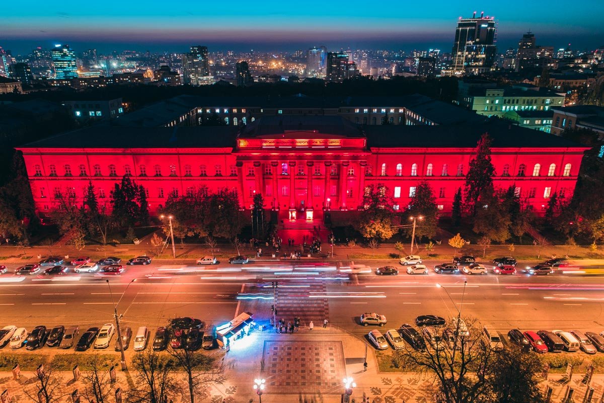 Ночью главный корпус КНУ выглядит особенно эффектно