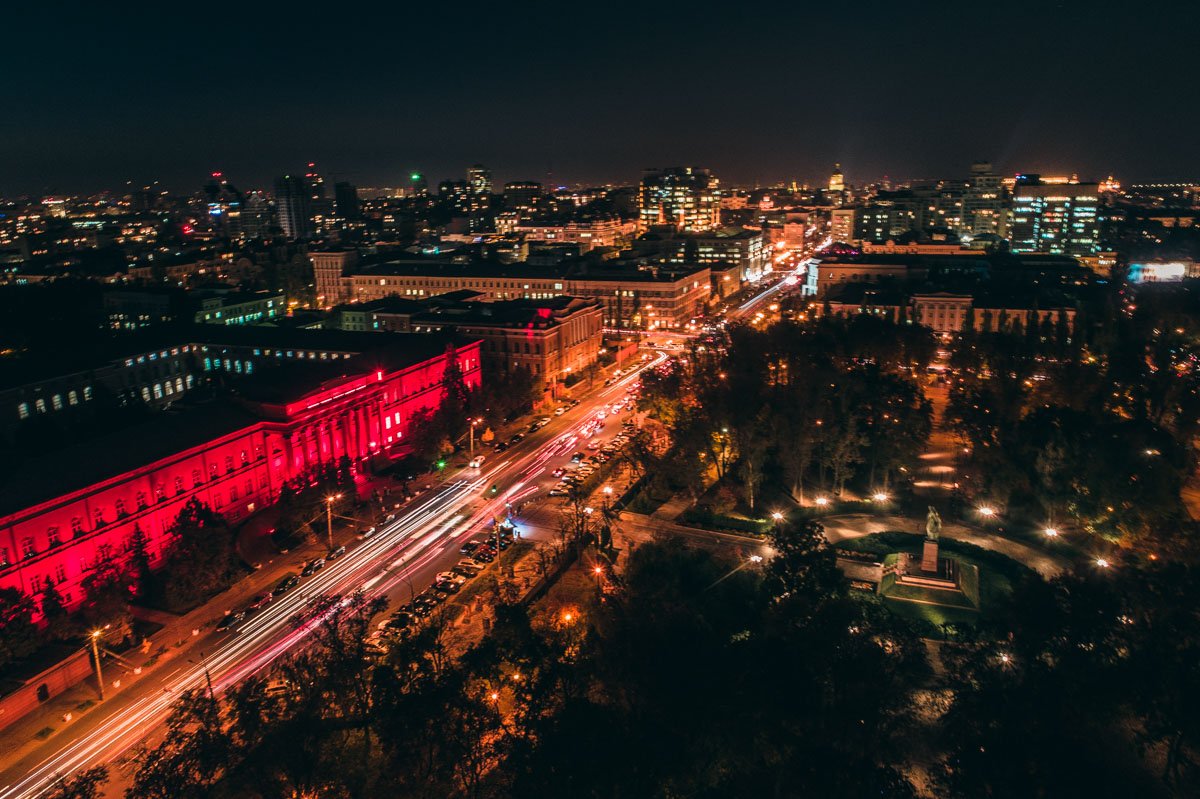 Буквально напротив корпуса расположился и парк имени Шевченко