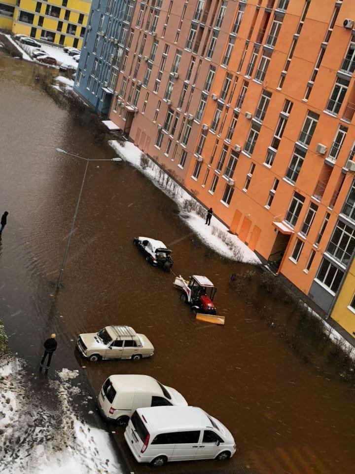 В Киеве в ЖК "Комфорт Таун" прорвало трубу В Киеве в ЖК "Комфорт Таун" прорвало трубу