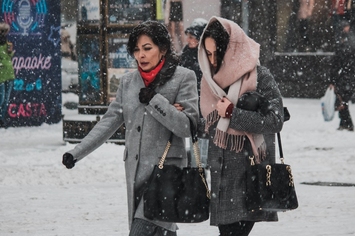 Каждый прячется от холода, как может Каждый прячется от холода, как может