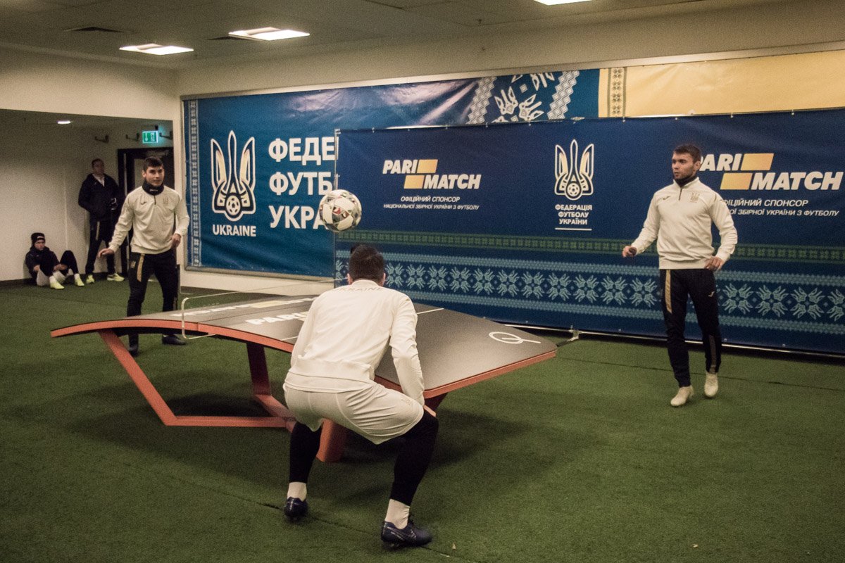 Перед тренировкой игроки национальной команды поупражнялись в теннисбол Перед тренировкой игроки национальной команды поупражнялись в теннисбол