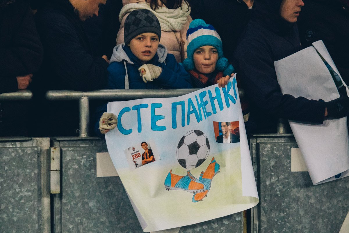 На трибунах присутствовали маленькие личные фанаты футболистов На трибунах присутствовали маленькие личные фанаты футболистов