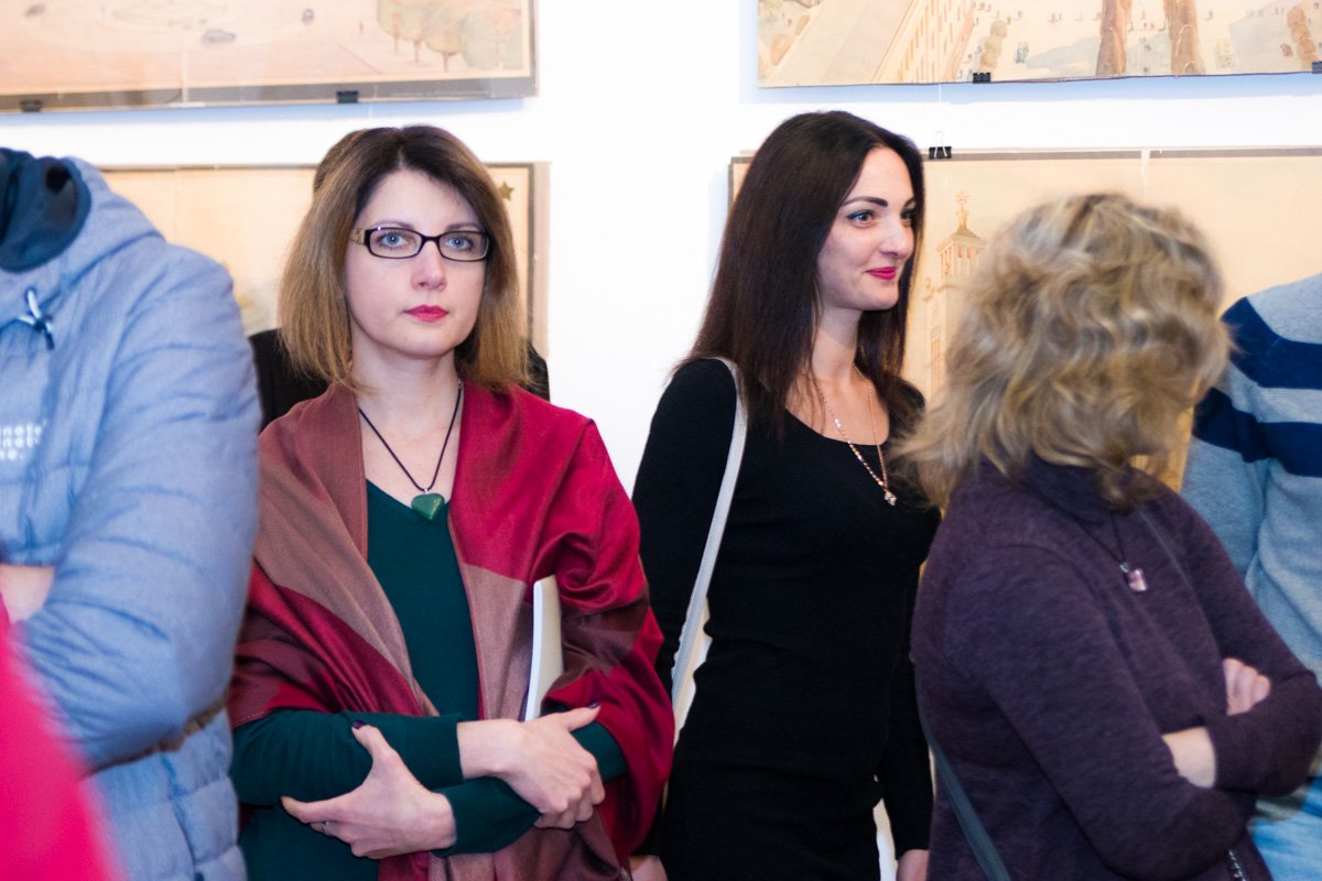 Среди гостей было много молодых гостей Среди гостей было много молодых гостей