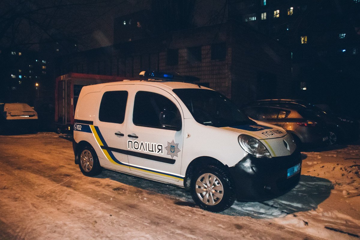 На место происшествия прибыли полиция, карета скорой и сотрудники ГСЧС На место происшествия прибыли полиция, карета скорой и сотрудники ГСЧС