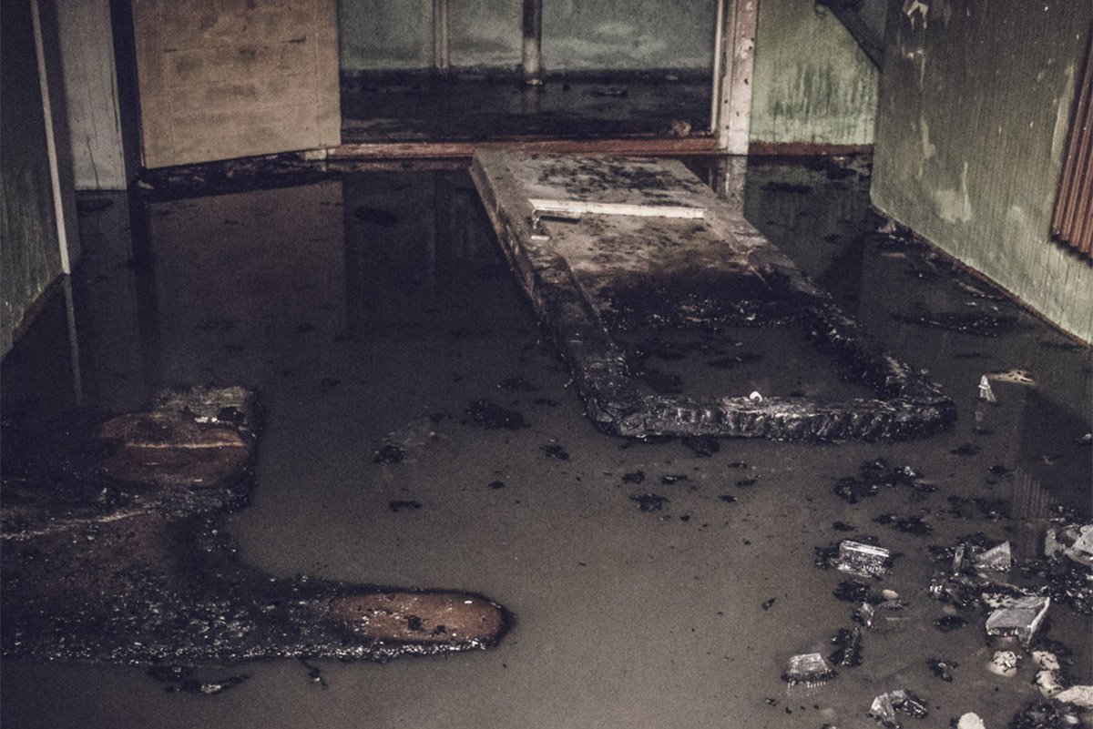 Огонь распространился по помещению и перешел на входные двери одной из квартир Огонь распространился по помещению и перешел на входные двери одной из квартир