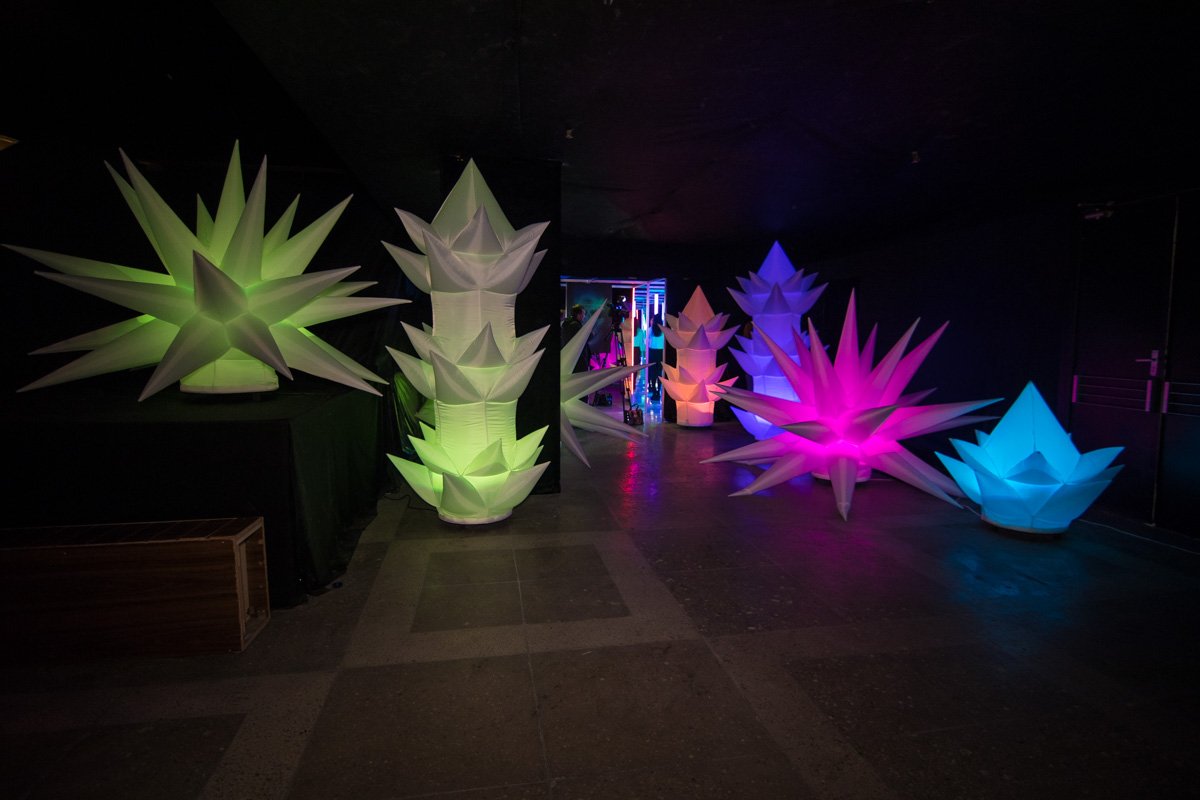 Иммерсивная выставка Samskara создана американским художником Андроидом Джонсомом Иммерсивная выставка Samskara создана американским художником Андроидом Джонсомом