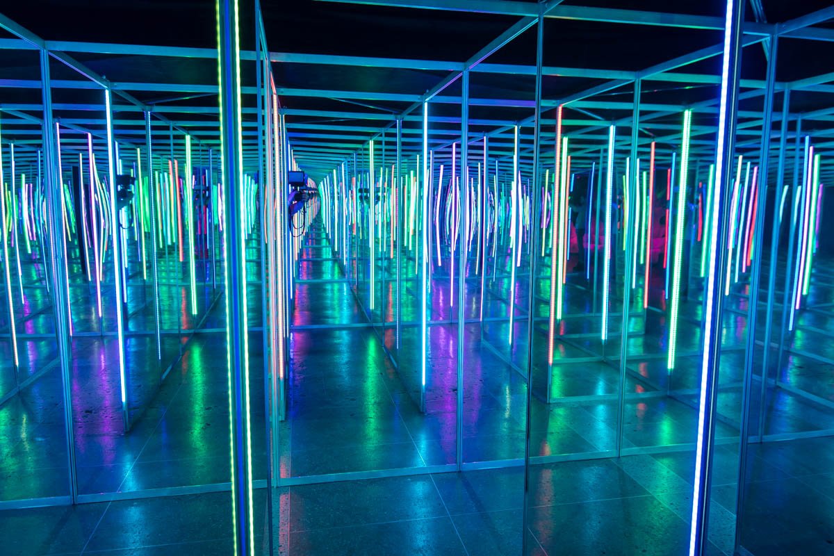 Гости смогут пройти через зеркальный лабиринт, который создает иллюзию бесконечности Гости смогут пройти через зеркальный лабиринт, который создает иллюзию бесконечности