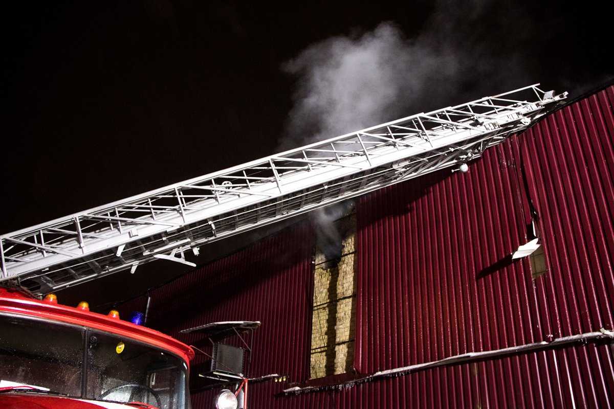 Но тушить возгорание продолжали до 22:50