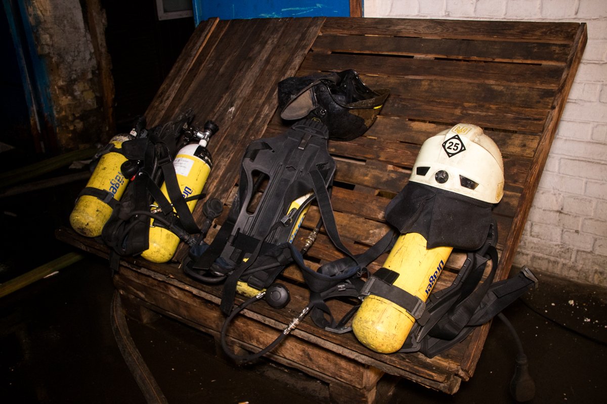 По предварительной информации, сначала загорелся овощной склад, в 12:25 очаг возгорания локализировали