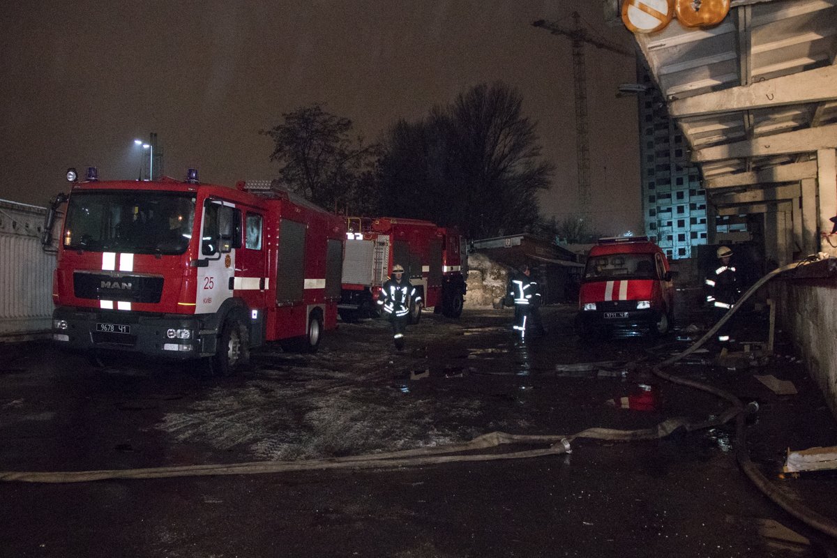 По состоянию на 23:00 на месте работали три оперативно-спасательных и шесть пожарных машин