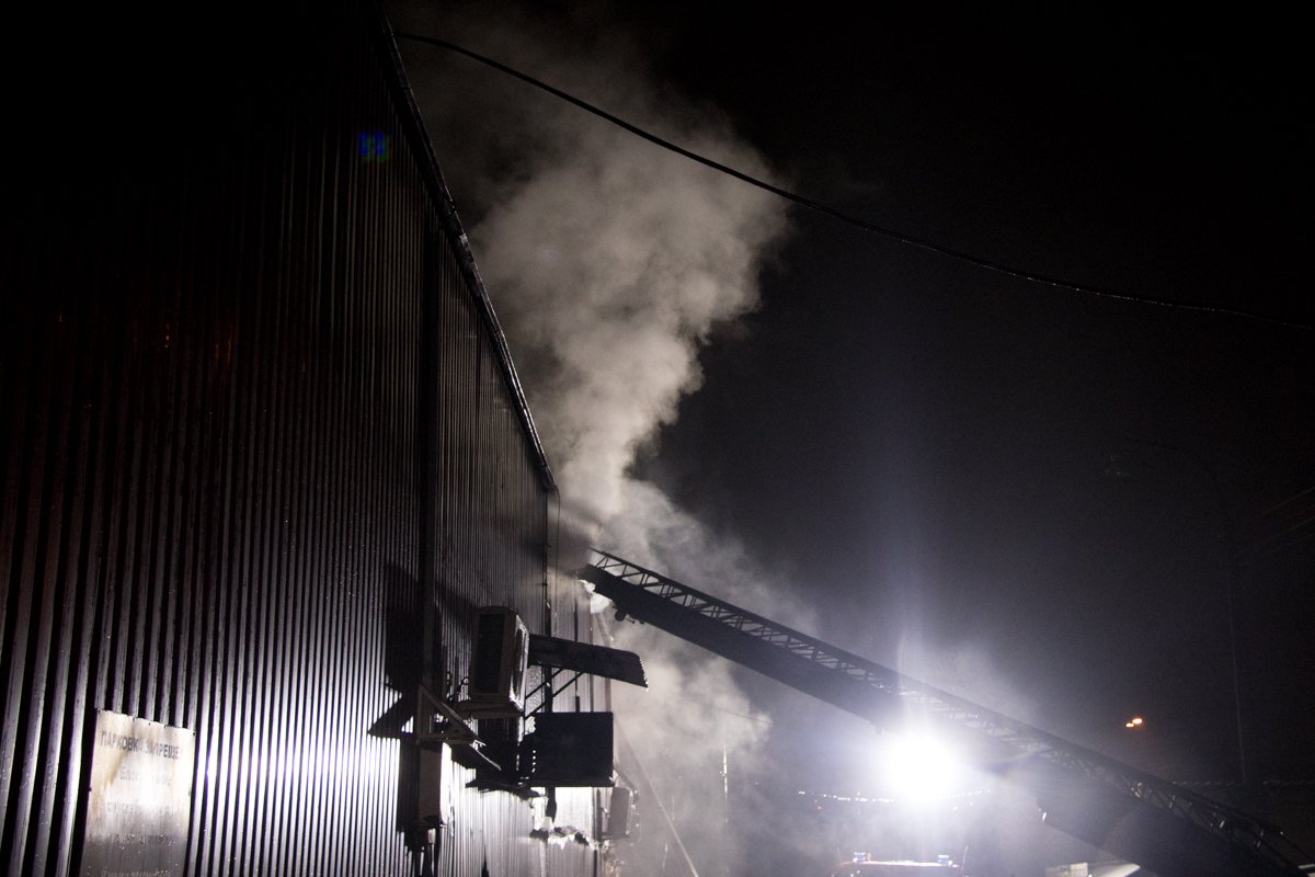 Спасатели отметили, что огонь ликвидирован, но в помещение присутствует сильное задымление