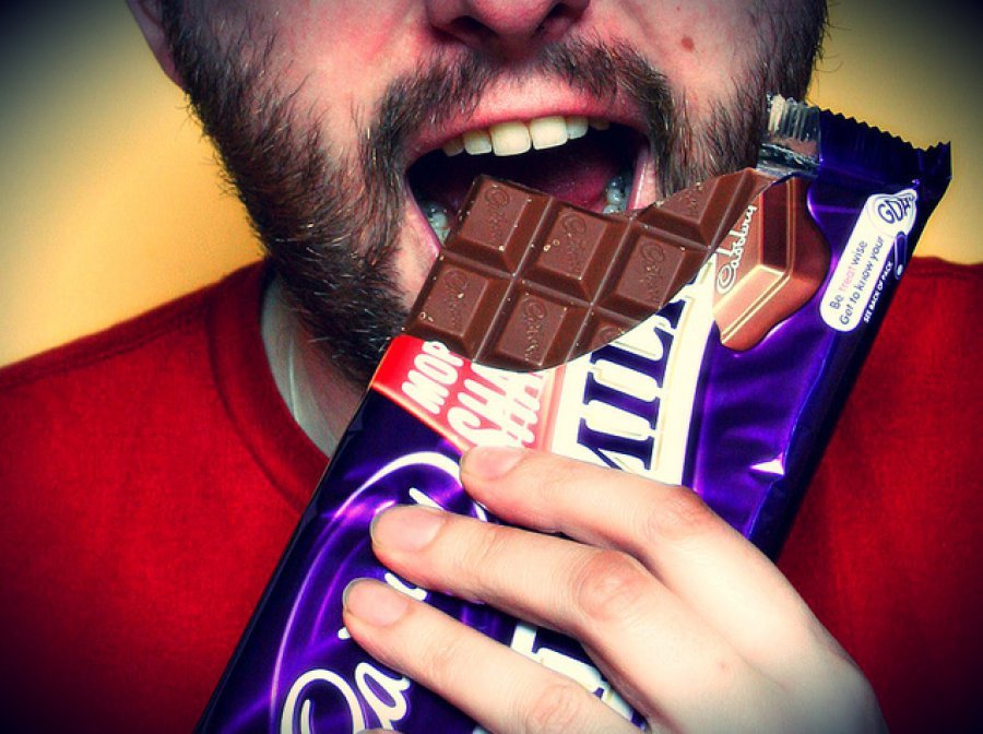 Попробуйте отвлечь себя от желания выкурить сигарету конфетами, семечками или любой другой любимой едой. Попробуйте отвлечь себя от желания выкурить сигарету конфетами, семечками или любой другой любимой едой.