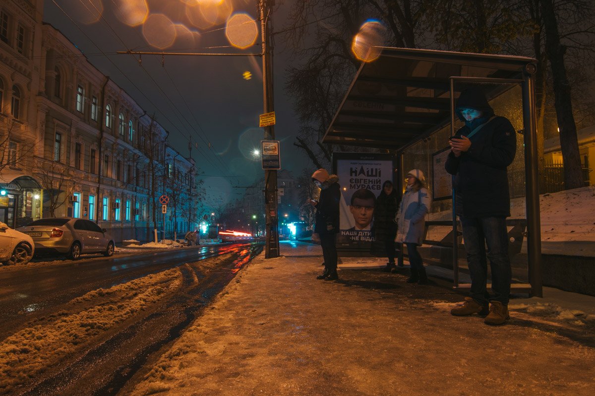 Смотрите не в телефоны, а под ноги, ведь асфальт покрыл гололед и можно легко упасть