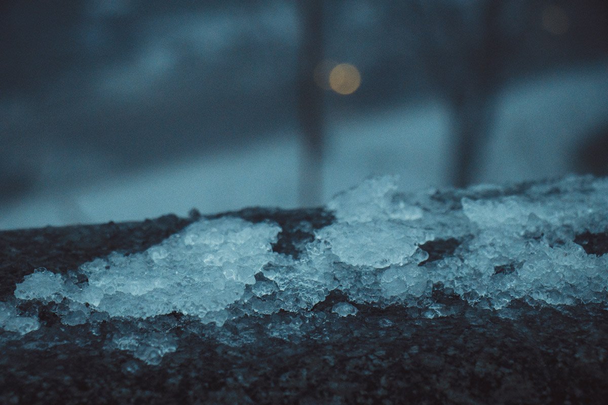 Первый снег неумолимо тает Первый снег неумолимо тает