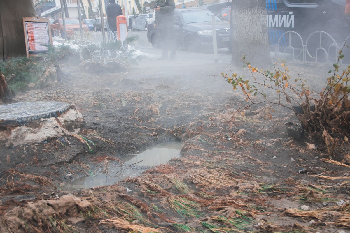 Воду перекрыли, ее остатки откачивают