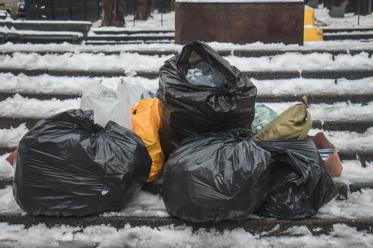 Люди приносили к Бессарабской площади пластик и бумагу
