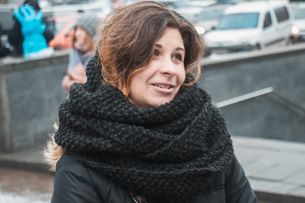 К флешмобу присоединились студенты, которые принесли пакеты с пластиком