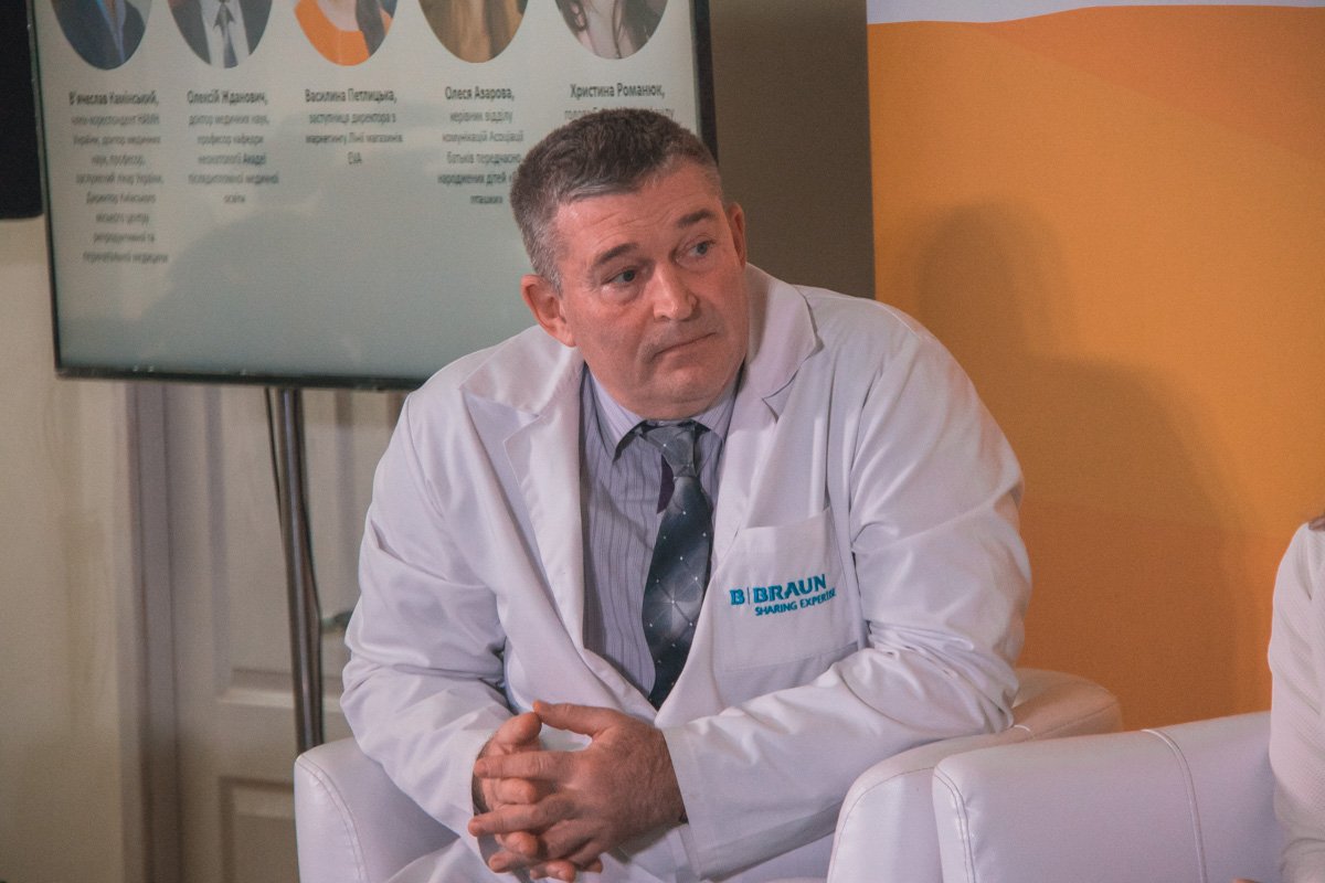 Доктор Алексей Жданович говорит, что выхаживание недоношенных детей - дорогостоящий и трудоемкий процесс, который требует специальной аппаратуры Доктор Алексей Жданович говорит, что выхаживание недоношенных детей - дорогостоящий и трудоемкий процесс, который требует специальной аппаратуры