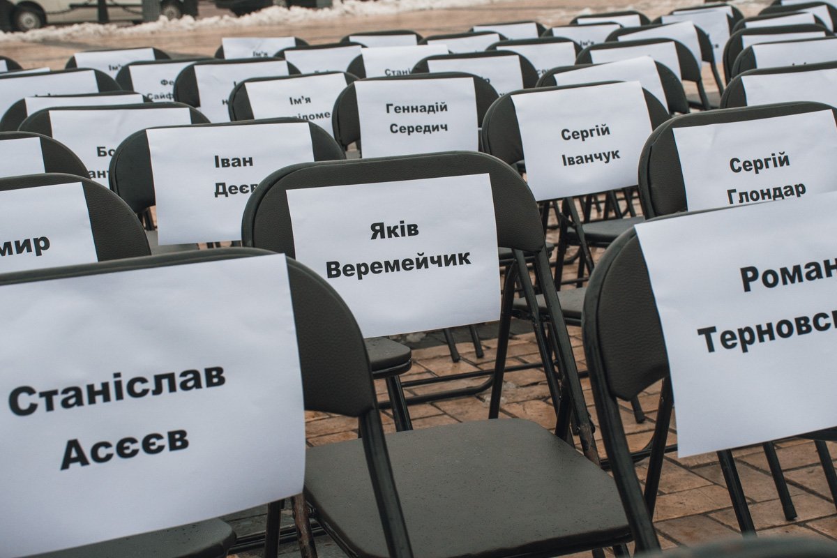 Символом акции стали пустые стулья