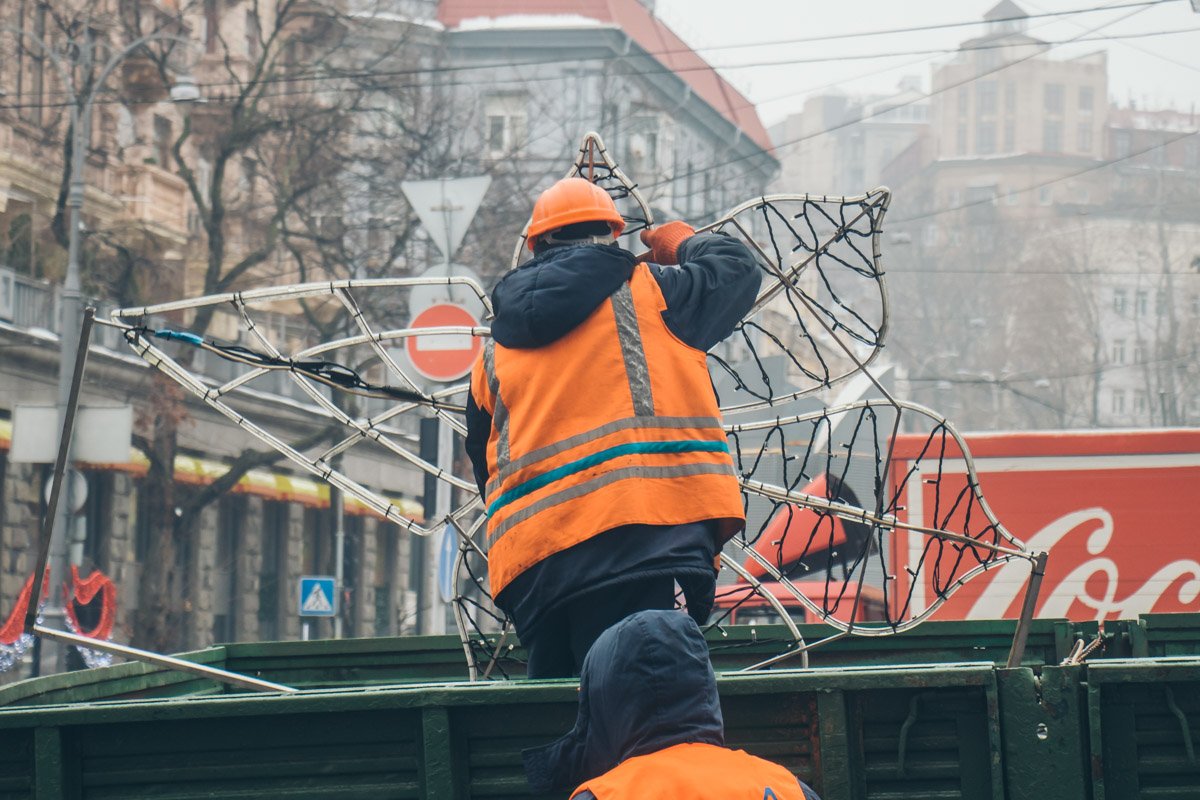 На их место повесят новогоднюю иллюминацию