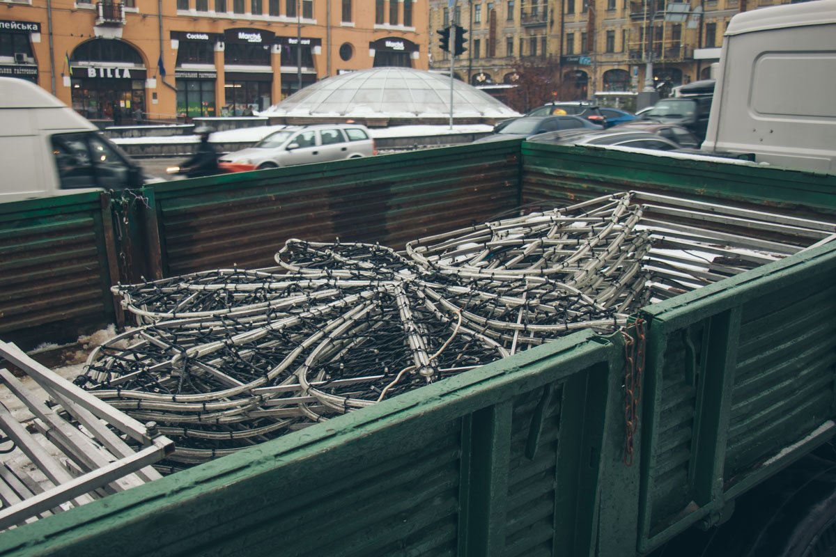 Смонтировать праздничные светильники обещают до 28 ноября