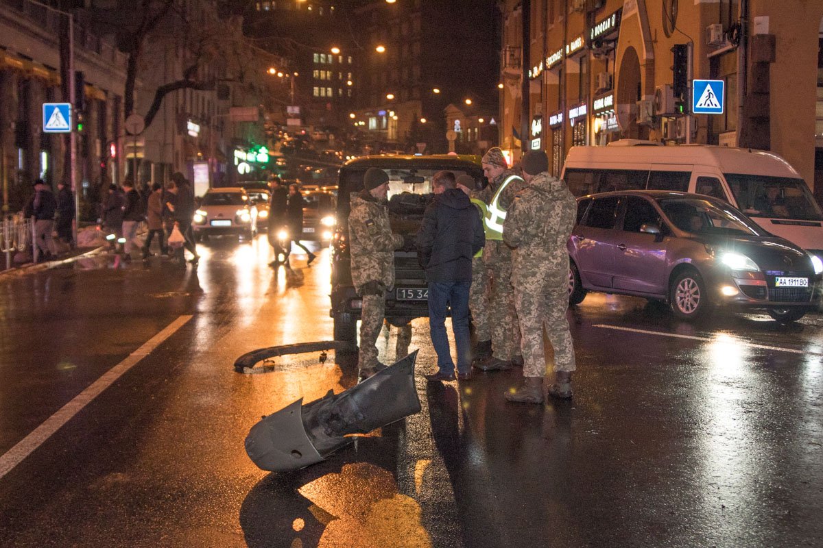 Военный автомобиль поворачивал на бульвар Тараса Шевченко Военный автомобиль поворачивал на бульвар Тараса Шевченко