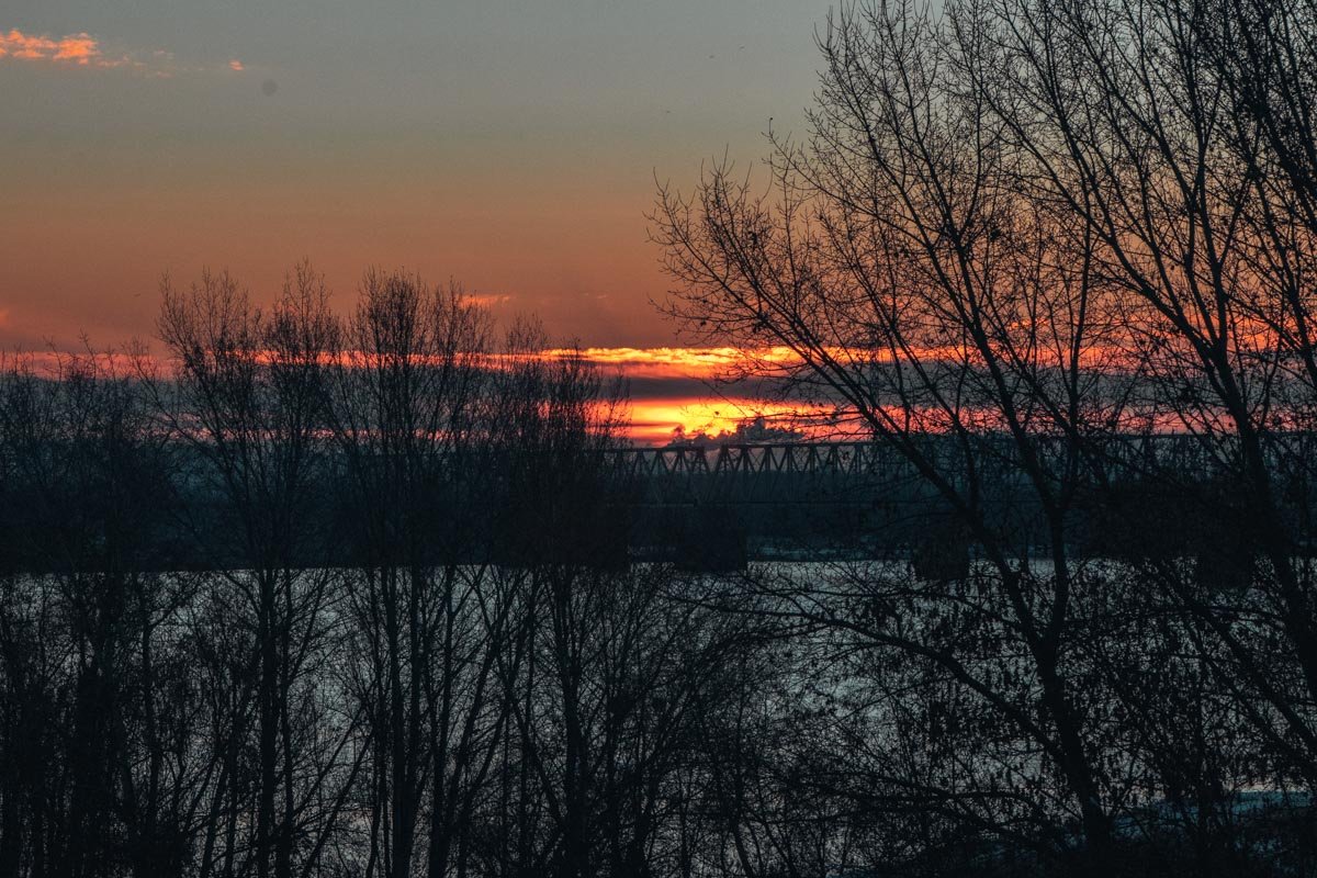 Морозное солнце подкрадывается из-за горизонта, чтобы разбудить тех, кто еще спал