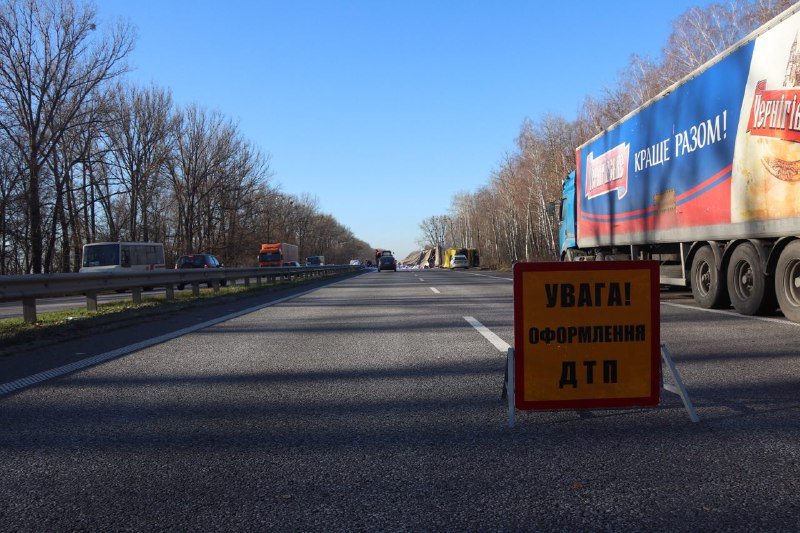 6 ноября на 76-м километре Житомирской трассы произошла авария с участием седельного тягача DAF