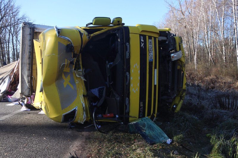 Грузовик снес несколько метров отбойника и перевернулся