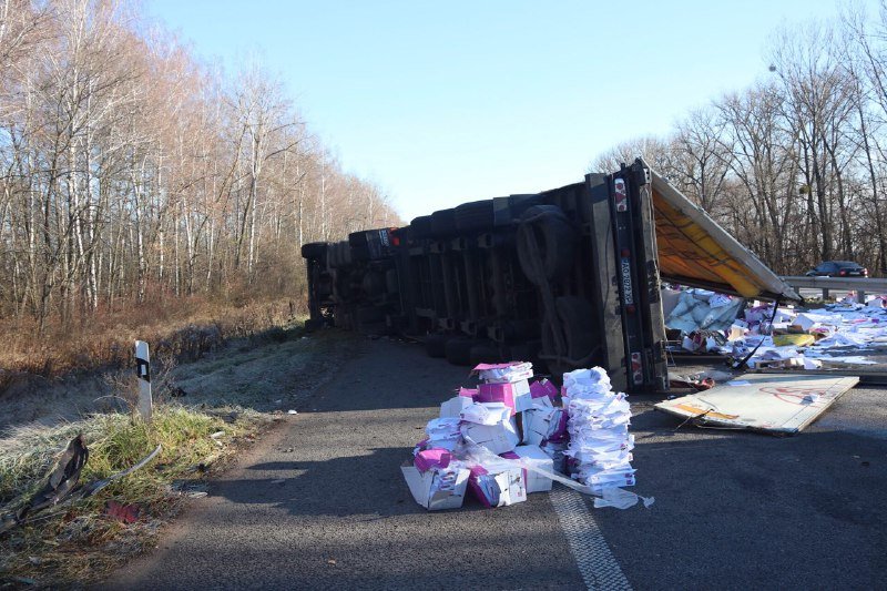 Содержимое прицепа (офисная бумага) высыпалось на проезжую часть