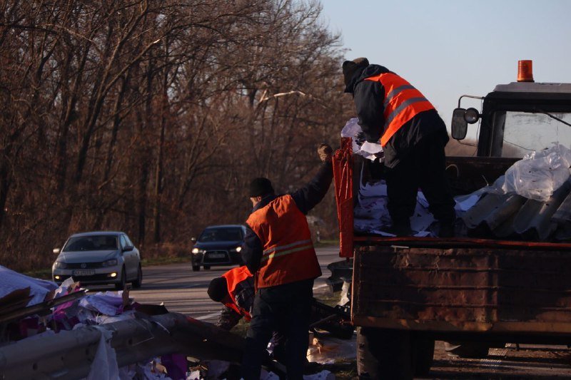 Дорожные работники ликвидируют все последствия ДТП