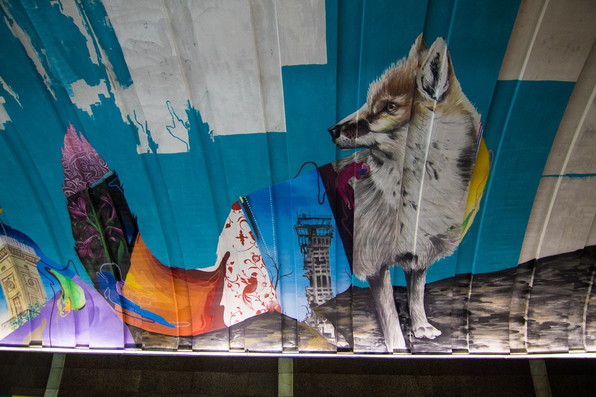 Разноцветный лисенок гордо встречает пассажиров 