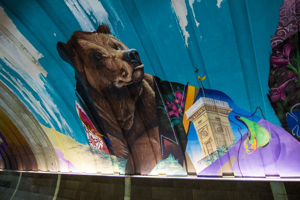 Медведь и лис нарисованы в одном стиле и являются одним полноценным муралом