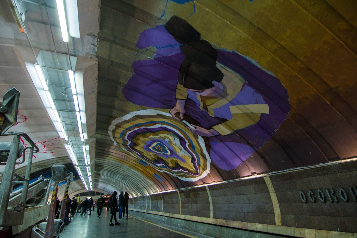 Добрый и яркий рисунок - кот лежит возле хозяйки, которая вяжет ковер. Смотришь и все заботы уходят вдаль...