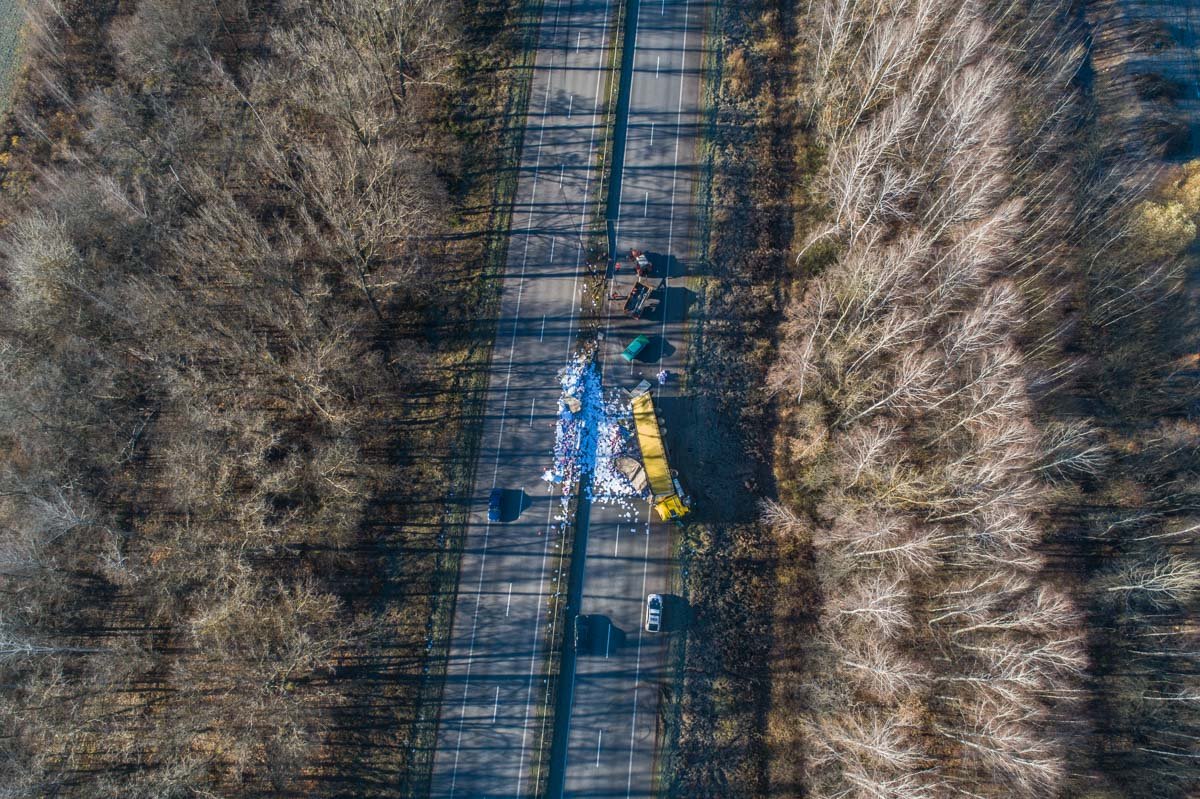 На 76-м километре Житомирской грузовик DAF снес несколько метров отбойника и перевернулся
