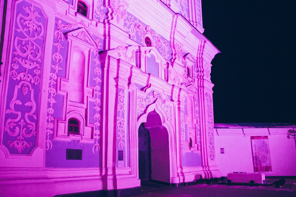 Здание окутывают такие цвета только один раз в году