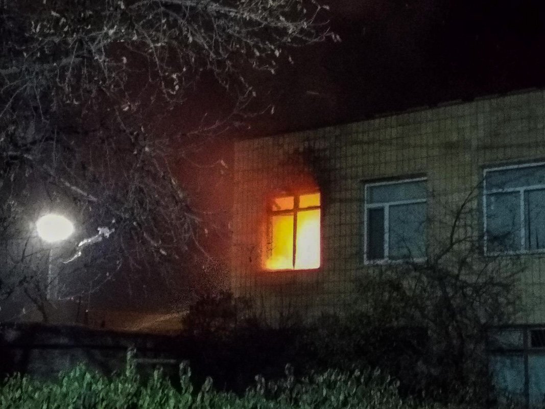 Горело офисное помещение в двухэтажном здании