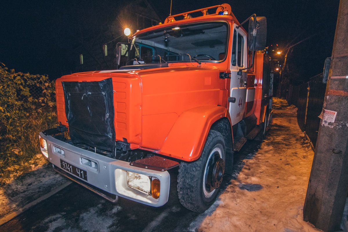 На месте работали три единицы основной и специальной пожарной техники